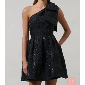 Sugarlips One-Shoulder Laurel Black Jacquard Dress Bow. Cocktail semi-formal